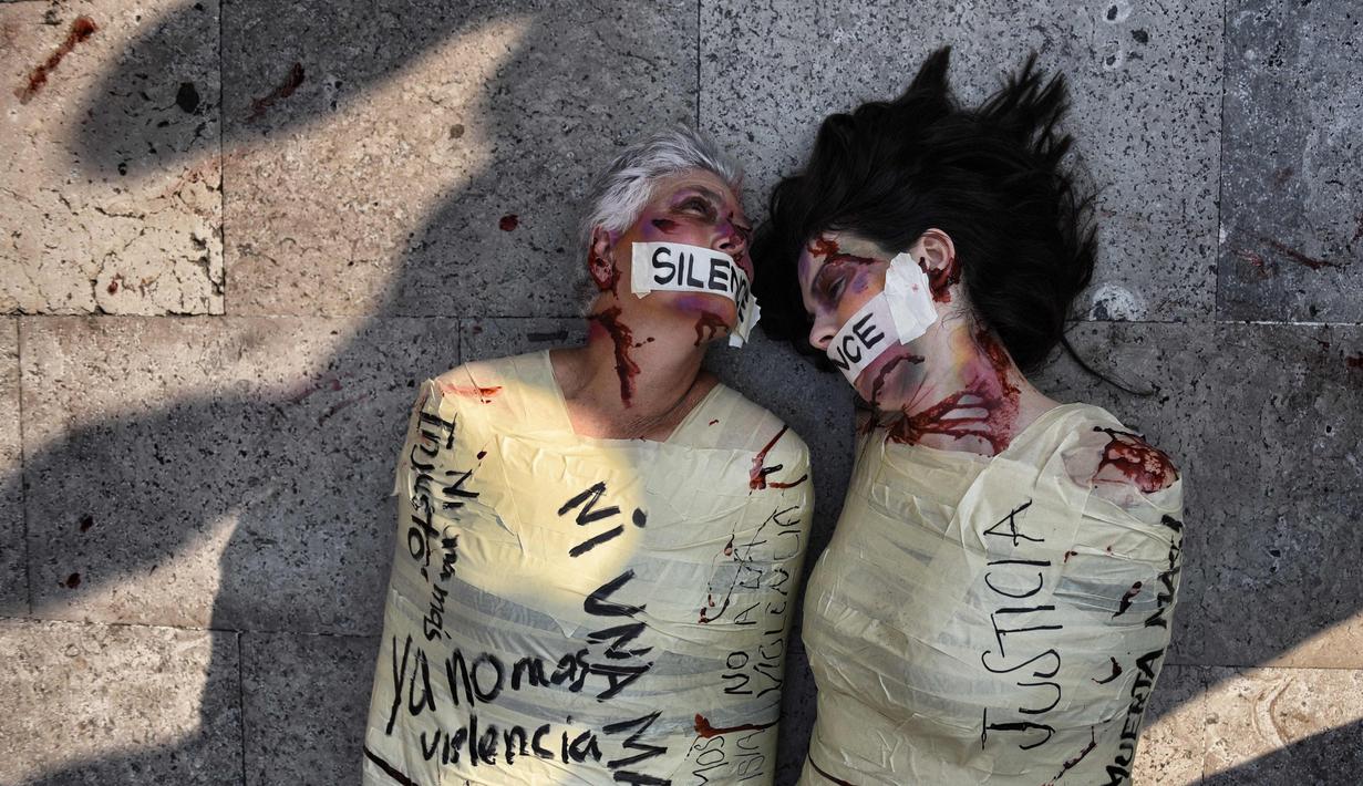 Aktivis Spanyol Jil Love (kanan) dan aktivis Meksiko Julia Klug melakukan aksi protes di Mexico City, Meksiko (27/8). Dalam aksinya mereka memprotes femicide dan kekerasan perempuan. (AFP Photo / Pedro Pardo)