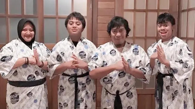 Jarang Tersorot, Ini 6 Potret Anak Kembar Komeng yang Selalu Kompak
