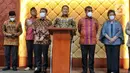 Ketua MPR, Bambang Soesatyo didampingi pimpinan MPR saat memberikan keterangan kepada wartawan usai memperingati Hari Konstitusi dan HUT MPR ke-77 di Jakarta, Kamis (18/8/2022). Acara tersebut bertemakan Konstitusi Sebagai Pijakan Bagi Kebangkitan Ekonomi dan Politik Global Pasca Pandemi. (Liputan6.com/Angga Yuniar)