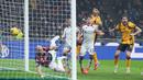 Berkat hasil ini, Inter untuk sementara berhak menggusur Napoli dari puncak klasemen dengan selisih satu poin. Napoli baru akan bermain melawan Como pada Minggu malam. (AP Photo/Luca Bruno)