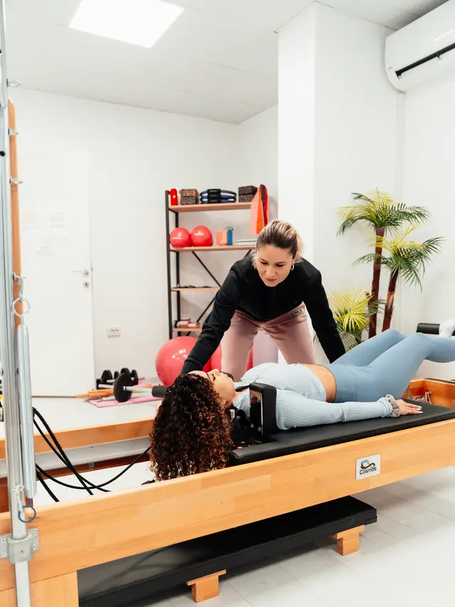 Ilustrasi mengikuti kelas Pilates bersama dalam suasana yang mendukung social fitness.