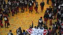 Sejumlah peserta berjalan diatas tumpukan jeruk yang hancur saat perayaan Karnaval Ivrea di Turin, Italia (16/2). (AFP PHOTO/Olivier MORIN)