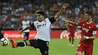 Carlos Soler (kiri) diminati MU (JOSE JORDAN / AFP)