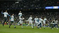 Pemain Real Madrid merayakan keberhasilan lolos ke final Liga Champions usai singkirkan Bayern pada leg kedua semifinal Liga Champions di Santiago Bernabeu stadium, Madrid, (1/5/2018). Madrid menang agregat 4-3. (AP/Paul White)