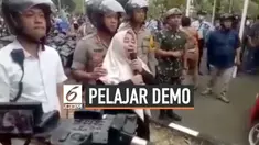 Seorang Ibu menangis mencari anaknya di kerumunan aksi demonstrasi pelajar yang terjadi di gedung DPR RI, rabu (25/9/2019). Sang Ibu menyampaikan pesan bahwa tugas pelajar adalah belajar.