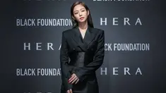 Bukan hanya jadi ambassador Chanel, Jennie BLACKPINK juga menjadi wajah baru kosmetik HERA. Ia tampil menawan dengan setelan jas hitam serta ikat pinggang jenis obi belt. (Liputan6.com/IG/@jennierubyjane)