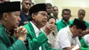 Ketum PPP Djan Faridz menangis saat memberikan penjelasan dalam konferensi pers di DPP PPP, Jakarta, Kamis (20/7). Djan meminta seluruh kader dan simpatisan PPP di seluruh Indonesia untuk bersabar menunggu keputusan hukum. (Liputan6.com/Faizal Fanani)