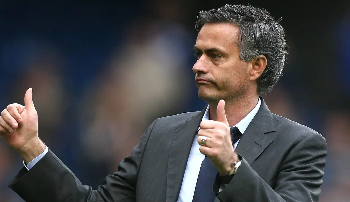 1. Jose Mourinho - Periode pertama kepemimpinannya berhasil meraih dua gelar Liga Inggris sementara periode keduanya menorehkan sebuah trofi Premier League dan Piala Liga. (AFP/Chris Young)