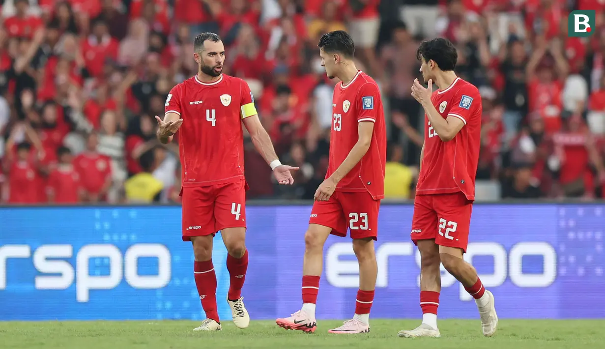 <p>Kapten Timnas Indonesia, Jordi Amat (kiri) berbicara dengan dua rekannya, Justin Hubner (tengah) dan Nathan Tjoe-A-On saat menghadapi Irak pada laga Grup F putaran kedua Kualifikasi Piala Dunia 2026 zona Asia di Stadion Utama Gelora Bung Karno (SUGBK), Senayan, Jakarta, Kamis (6/6/2024). (Bola.com/M Iqbal Ichsan)</p>