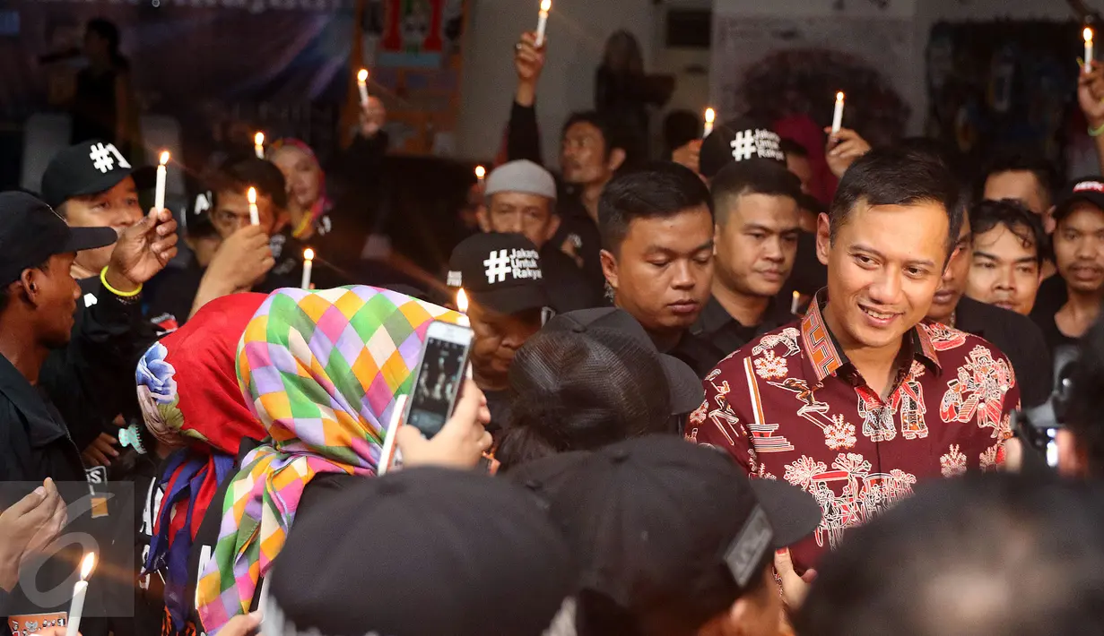 Cagub DKI Jakarta, Agus Harimurti Yudhoyono (kanan) saat dilepas pendukungnyan usai menghadiri peluncuran buku 101 alasan memilih Mas Agus dan Mpok Sylvi di Jakarta, Senin (16/1). AHY juga melakukan dialog kebangsaan. (Liputan6.com/Helmi Fithriansyah)