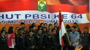 PBSI rayakan HUT  ke-64 sekaligus melakukan pelepasan Tim Piala Sudirman 2015 di Pelatnas Cipayung, Jakarta, Selasa (5/5/2015). Tampak Gita Wirjawan memberikan bendera kepada Tim Piala Sudirman 2015. (Liputan6.com/Yoppy Renato)