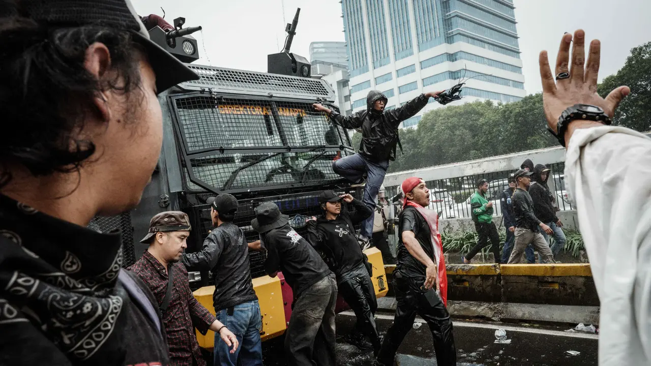 Unjuk Rasa 25 Agustus 2025 di Depan Gedung DPR Berakhir Ricuh