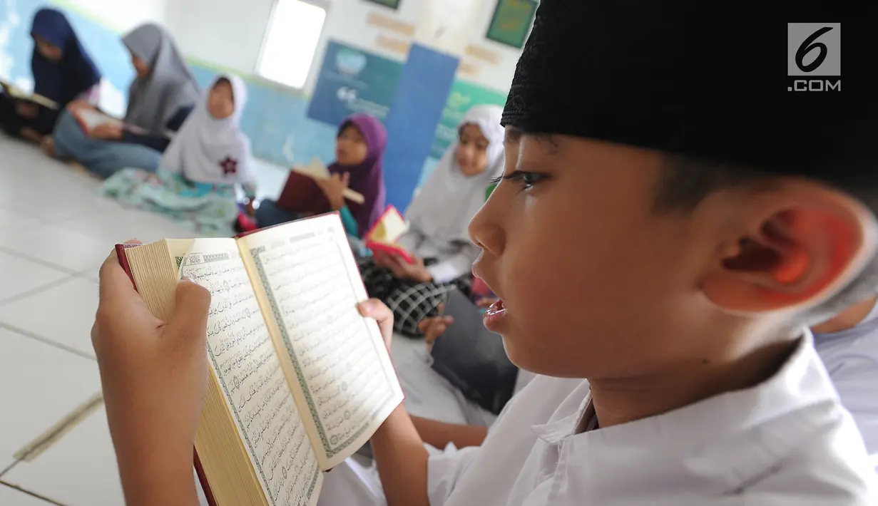 Anak-anak membaca kitab suci Al-Quran di Kampung Quran Alkholidin Cinere,  Depok, Senin (13/5/2019). Momentum bulan Ramadhan 1440 H dimanfaatkan anak-anak usai pulang sekolah untuk membaca dan menghapal Quran secara bersama-sama untuk menambah amalan ibadah puasa. (merdeka.com/Arie Basuki)