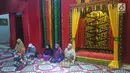 Sejumlah sanak keluarga berkumpul di lokasi acara adat pemberian marga untuk Kahiyang Ayu di kediaman Doli Sinomba Siregar, Medan (20/11). (Liputan6.com/Aditya Eka)