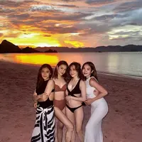 Sementara itu, Gisel tampil dibalut dress putih cut out bodycon. Dengan lipstik boldnya. [@karbearv]