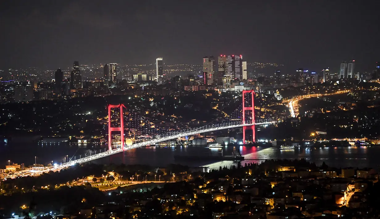 Pemandangan malam Jembatan Martir 15 Juli atau yang lebih dikenal dengan Jembatan Bosphorus di Istanbul, Turki, Jumat (24/8). Selat Bosphorus memisahkan Turki bagian Eropa dengan Turki bagian Asia. (OZAN KOSE/AFP