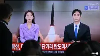 Seorang pria menonton siaran berita dengan rekaman uji coba rudal Korea Utara di stasiun kereta di Seoul pada 5 November 2024. (AFP/Anthony Wallace)