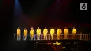 Grup idola K-Pop NCT 127 tampil dalam tur konser dunia kedua bertajuk "NEO City: Jakarta - THE LINK" di ICE BSD City, Tangerang, Banten, Jumat (4/11/2022). Tampil dalam balutan busana serba putih, NCT 127 membawakan sejumlah lagu di antaranya 'Kick It' dan 'Lemonade'. (Liputan6.com/Johan Tallo)