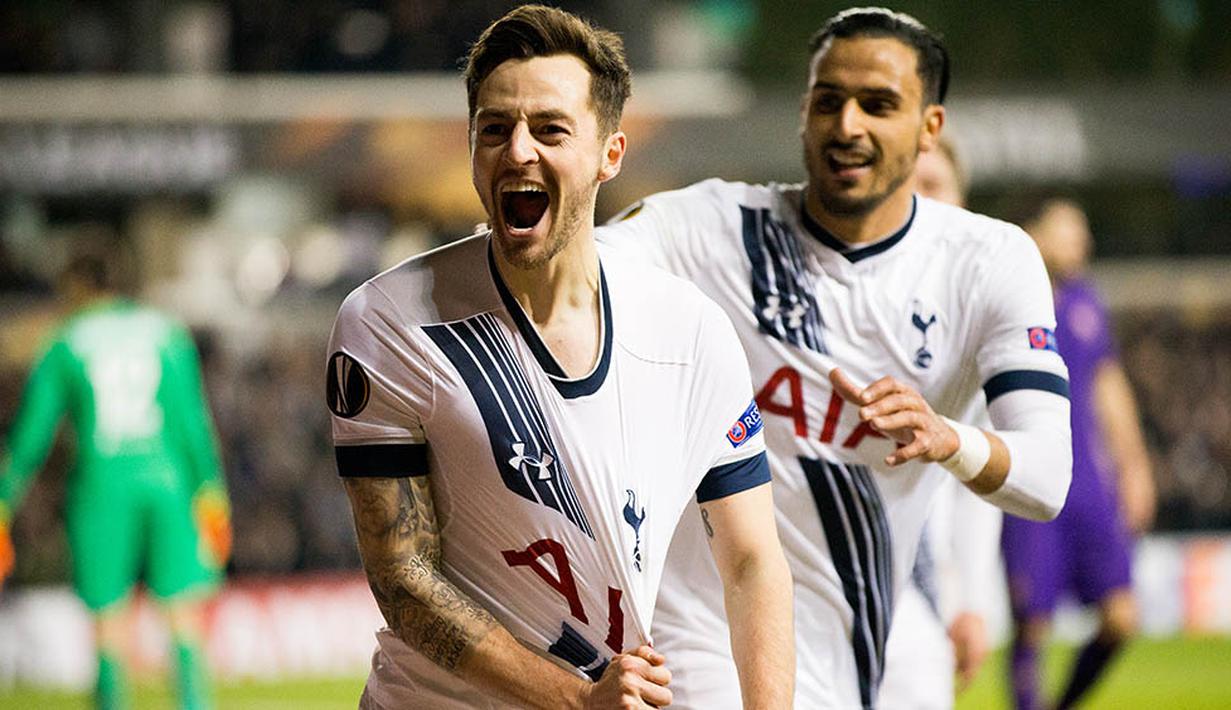 Gelandang Tottenham, Ryan Mason, merayakan gol ke gawang Fiorentina pada babak 32 besar Liga Europa di Stadion White Hart Lane, Inggris, Kamis (25/2/2016). Tottenham berhasil lolos ke 16 besar berkat unggul agregat skor 4-1. (EPA/Andrew Cowie)