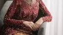 Untuk menambah kesan feminin, kebaya ini juga dilengkapi aksen ikat pinggang yang dihiasi payet di bagian tengah. (Instagram/ dindafirdausa.kebaya).