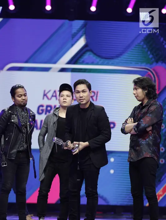 Band Armada menerima penghargaan Group Band Paling Ngetop di ajang SCTV Music Awards 2018 di Studio Emtek, Jakarta, Selasa (27/4). SCTV Music Awards 2018 adalah ajang penghargaan bagi para musisi tanah air. (Liputan6.com/Faizal Fanani)