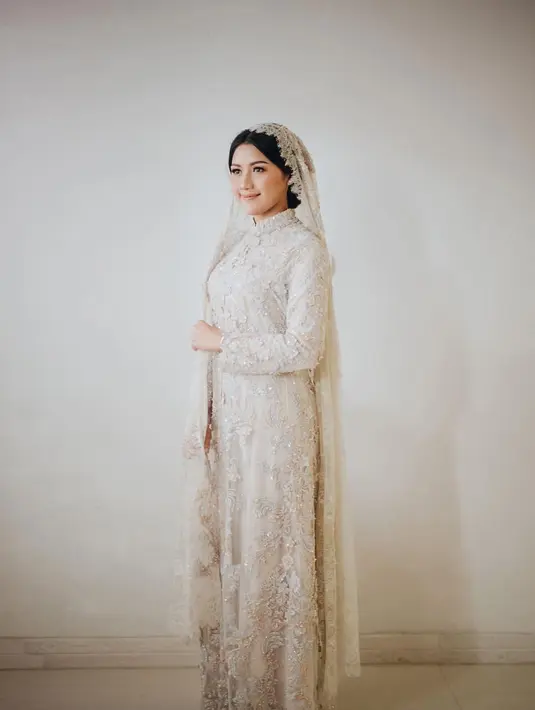 Setelah semaan Al-Qur-an, acara dilanjutkan dengan pengajian. Untuk Pengajian, Erina Gudono memilih busana yang berbeda. Ia mengenakan busana berwarna putih rancangan Artkea. Foto: Instagram.