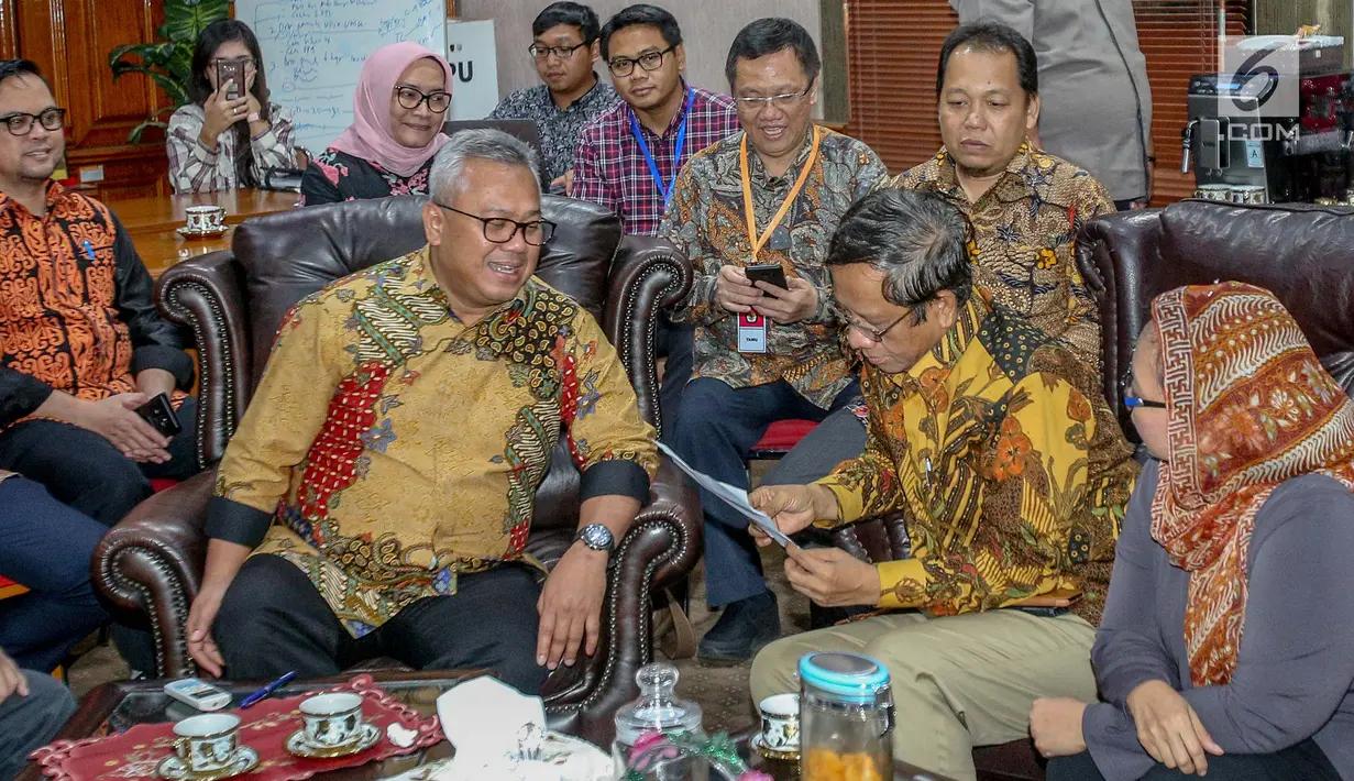 Mantan Ketua MK Mahfud MD berbincang dengan Ketua KPU Arief Budiman di Gedung KPU, Jakarta, Rabu (24/4). Mahfud MD percaya kepada KPU yang sudah cukup profesional, terbuka, transparan, dan terawasi dalam melaksanakan setiap tugasnya selama pelaksanaan pemilu. (Liputan6.com/Faizal Fanani)