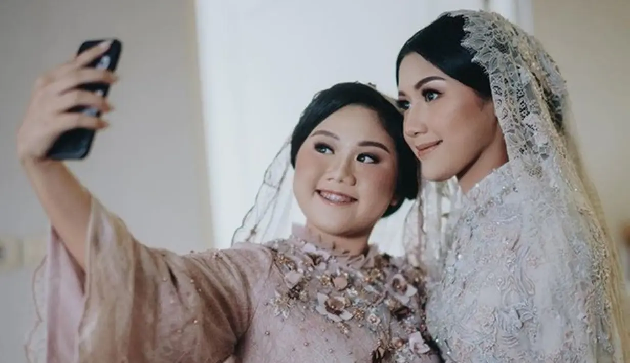 Dalam keluarga Erina Gudono, ada 3 saudara kandung. Erina, anak 3 dari 4 bersaudara dengan memiliki seorang adik. Adik Erina bernama Shania. Beberapa momen, Erina dan Shania membagikan momen kebersamaan mereka. (Liputan6.com/IG/erinagudono)