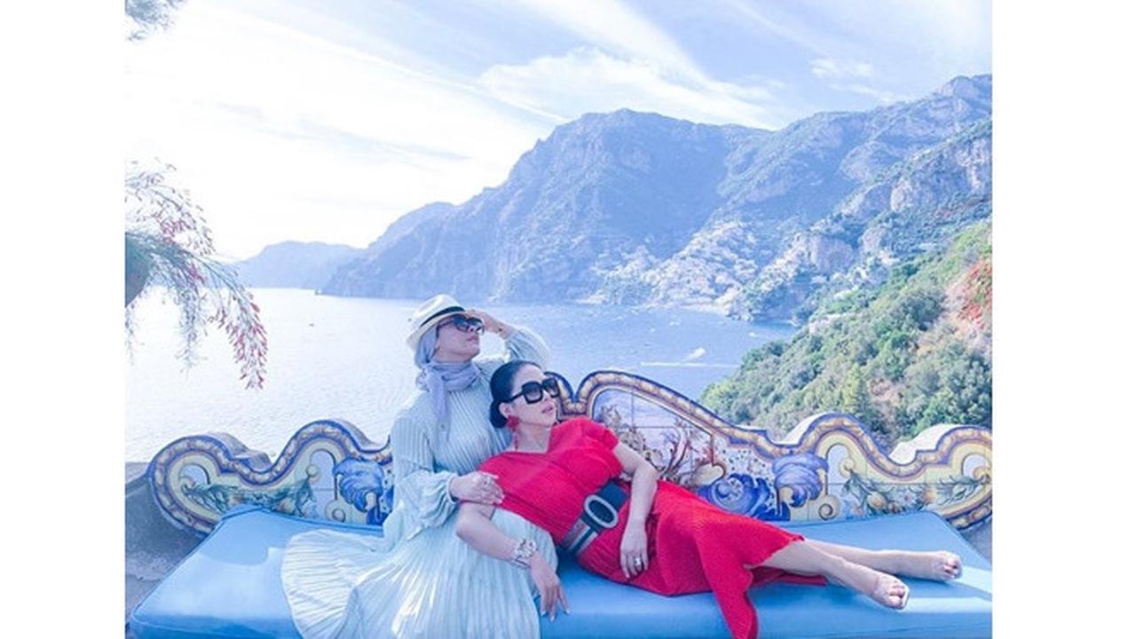 5 Gaya Syahrini dan Aisyahrani Saat Liburan di Luar Negeri, Kompak Banget