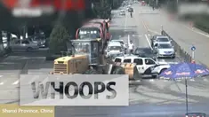 Tidak diketahui sebabnya, serang sopir bulldozer mengamuk dan menyerang pengguna jalan, mulai dari pengendara motor hingga menabrakkan bulldozer ke beberapa mobil.