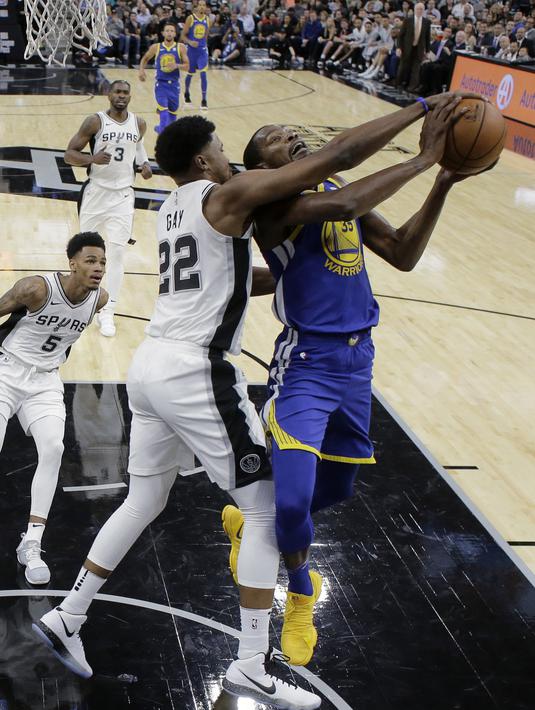Pemain Warriors, Kevin Durant (35) berusaha memasukan bola saat diadang pemain Spurs, Rudy Gay (22) pada laga NBA basketball game di AT&T Center, San Antonio, (2/11/2017) waktu setempat. Warriors menang 112-92. (AP/Eric Gay)
