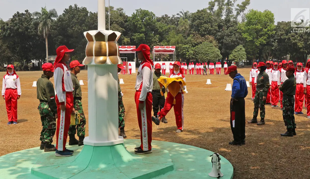 Sejumlah calon anggota Pasukan Pengibar Bendera (Paskibra) Nasional 2019 mengikuti latihan pengibaran bendera di Lapangan PPPON Cibubur, Jakarta, Selasa (30/7/2019). Hari ke-3 diklat, calon Paskibraka berlatihan formasi baris-berbaris, pengibaran dan penurunan bendera. (Liputan6.com/Herman Zakharia)