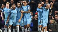 Para pemain Manchester City merayakan gol ke gawang Watford pada laga Premier League di Stadion Etihad, Manchester, Rabu (14/12/2016). (AFP/Paul Ellis)