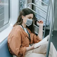Mulai dari membalas pesan pekerjaan, mencari ide konten, sampai mengatur daftar tugas, ada banyak aktivitas yang bisa dilakukan selama perjalanan tanpa harus membuat perjalanan terasa seperti jam kerja tambahan.
(Foto/Dok: Pexels)
