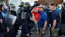 Akibat bentrokan itu sejumlah polisi Prancis dengan berseragam lengkap turun mengamankan sejumlah perusuh di Lille, Prancis, Selasa (14/6/2016) atau Rabu dini hari WIB. (AFP/Leon Neal)
