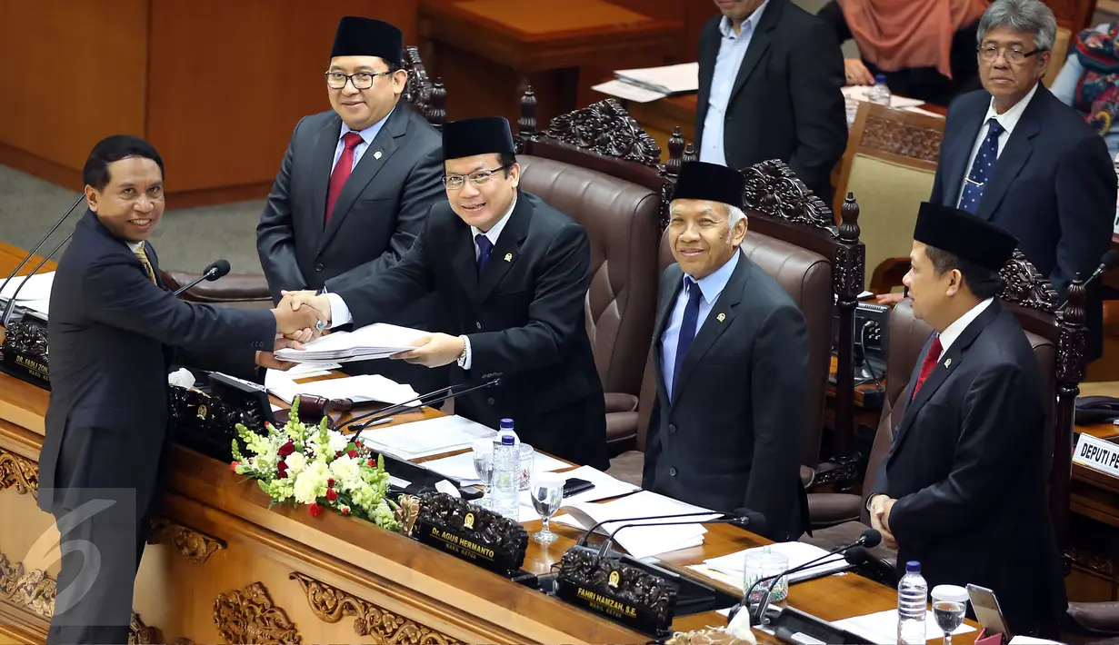 Ketua Komisi II DPR, Zainudin Amali memberikan daftar nama anggota KPU kepada pimpinan rapat paripurna, di Komplek Parlemen, Senayan, Jakarta, Kamis (6/4). Rapat paripurna ini membahas pengesahan anggota KPU dan Bawaslu terpilih (Liputan6.com/Johan Tallo)
