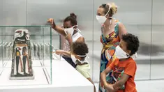Para pengunjung mengenakan masker saat mengunjungi Museum Louvre Lens di Lens, Prancis, Rabu (3/6/2020). Memasuki fase kedua dalam pelonggaran kebijakan lockdown, Prancis mengizinkan museum-museum untuk menerima pengunjung. (Xinhua/Sebastien Courdji)