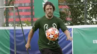 Legenda Barcelona, Carles Puyol, mengontrol bola saat bermain futsal di Lapangan Menara Imperium, Jakarta, Selasa (12/3). Pertandingan tersebut merupakan bagian dari kegiatan UEFA Champions League Trophy Tour di Jakarta. (Bola.com/M Iqbal Ichsan)