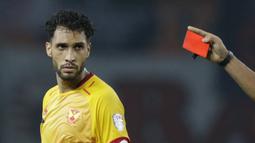 Bek Selangor FA, Wilian Pacheco, mendapat kartu merah saat melawan Persija Jakarta pada laga persahabatan di Stadion Patriot, Jawa Barat, Kamis (6/9/2018). Persija kalah 1-2 dari Selangor FA. (Bola.com/M Iqbal Ichsan)