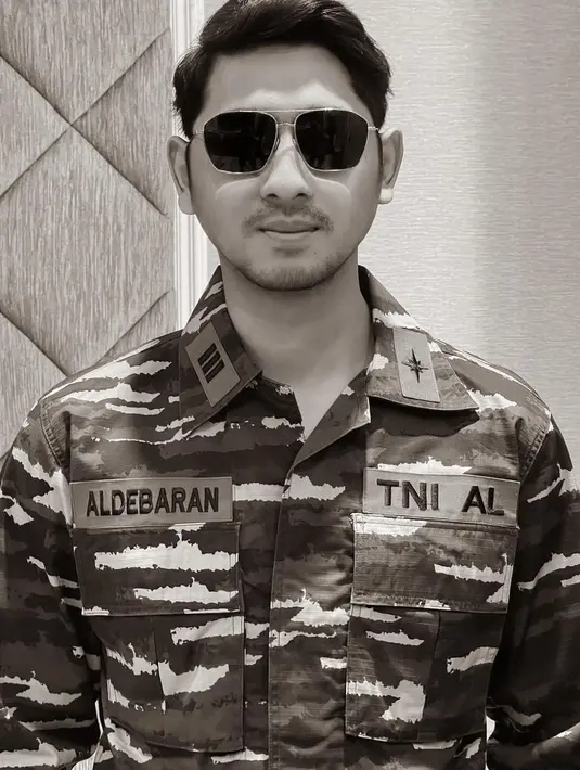 Tampil dengan seragam TNI, Arya Saloka makin terlihat gagah dengan tambahan kacamata hitam. (Instagram/arya.saloka)