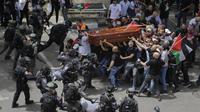 Polisi Israel berhadapan dengan pelayat saat mereka membawa peti mati jurnalis veteran Al Jazeera yang terbunuh, Shireen Abu Akleh selama pemakamannya di Yerusalem timur, Jumat, 13 Mei 2022. (Foto AP/Maya Levin)