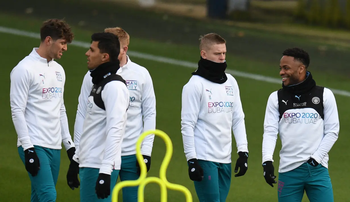 Para pemain Manchester City saat mengikuti sesi latihan tim di City Football Academy di Manchester, barat laut Inggris (8/3/2022). Pada leg pertama babak 16 Liga Champions, City menang telak atas Sporting CP 5-0. (AFP/Oli Scarff)