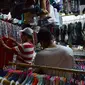 Warga memilih pakaian bekas (Thrifting) di pasar Proyek Senen, Jakarta, Selasa (12/10/2021). Akibat pandemi membuat tren thrifting menjadi alternatif pemasukan baru bagi para pedagang pakaian bekas di tengah pandemi. (merdeka.com/Imam Buhori)