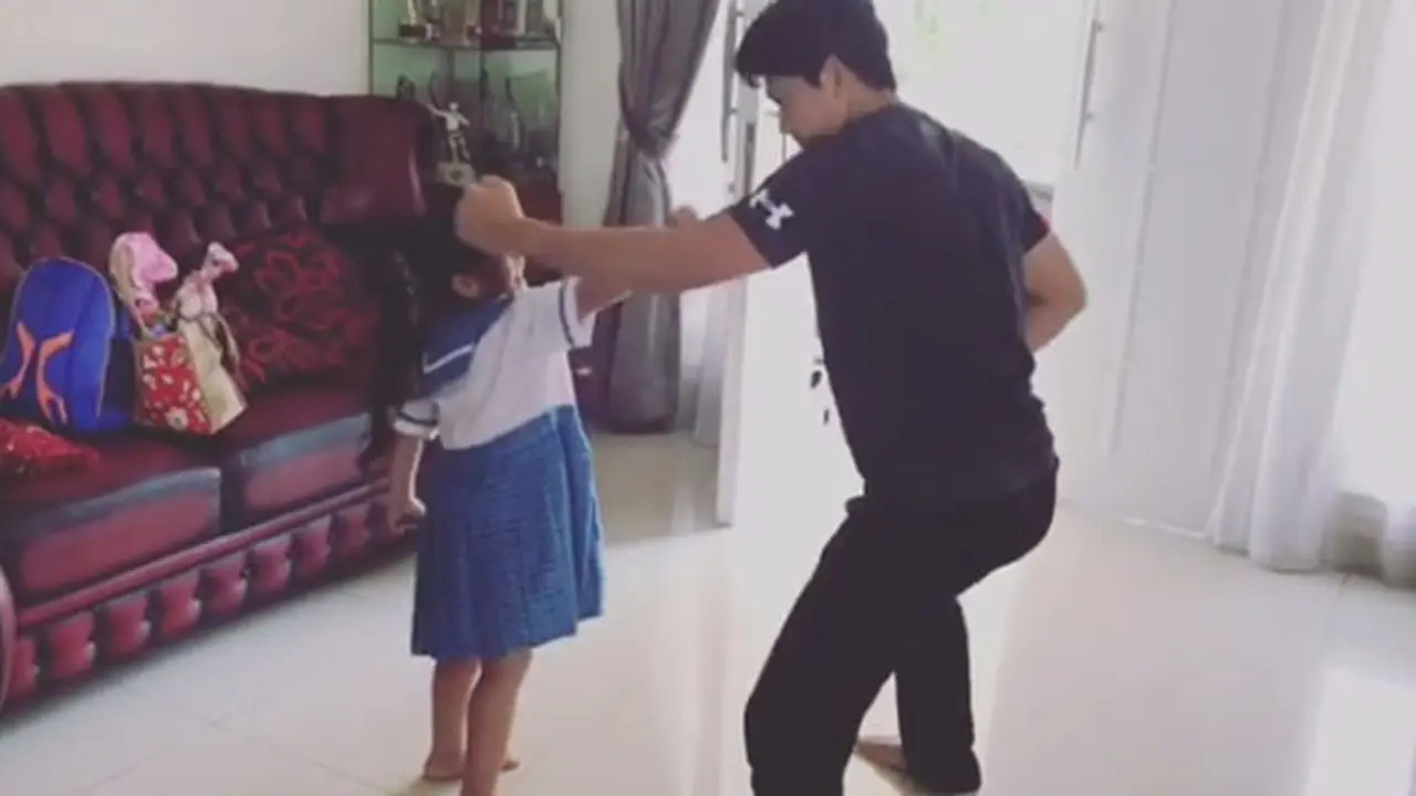 Iko Uwais dan buah hati