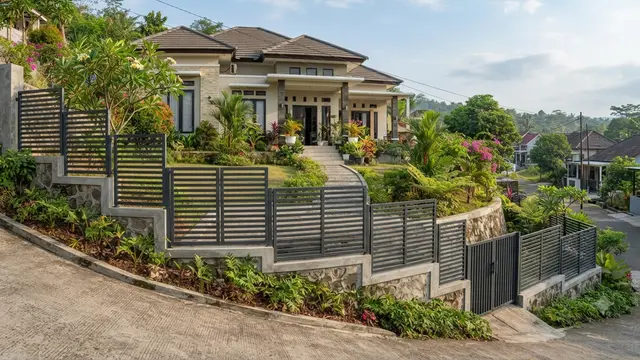 Inspirasi Pagar Berundak untuk Rumah di Lahan Miring Model Susunan Minimalis Bertingkat