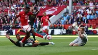 Striker Nottingham Forest, Taiwo Awoniyi mencetak gol tunggal kemenangan ke gawang Arsenal pada laga Liga Inggris 2022/2023 di City Ground, Nottingham (20/5/2023). Hanya berjarak sepekan, Arsenal kembali takluk dari tim papan bawah Nottingham Forest dengan skor 0-1. Hasil ini sekaligus memastikan Manchester City sukses mempertahankan gelar Liga Inggris. (AFP/Darren Staples)