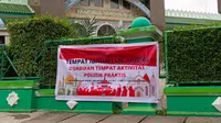 Muncul spanduk saat Anies Baswedan dikabarkan akan menunaikan shalat berjemaah di Masjid Al-Azham Tangerang. (Liputan6.com/Pramita Tristiawati)
