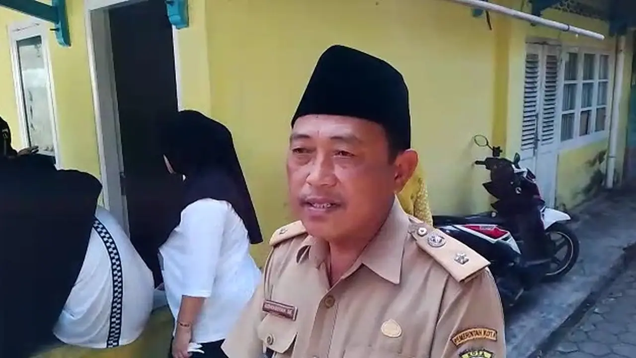 Lurah Sawah Lama memberikan keterangan