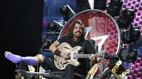 Dave Grohl tampil dengan kaki digips dalam konser ulang tahun Foo Fighters ke-20 di Washington DC, Amerika Serikat. (AP Entertainment)