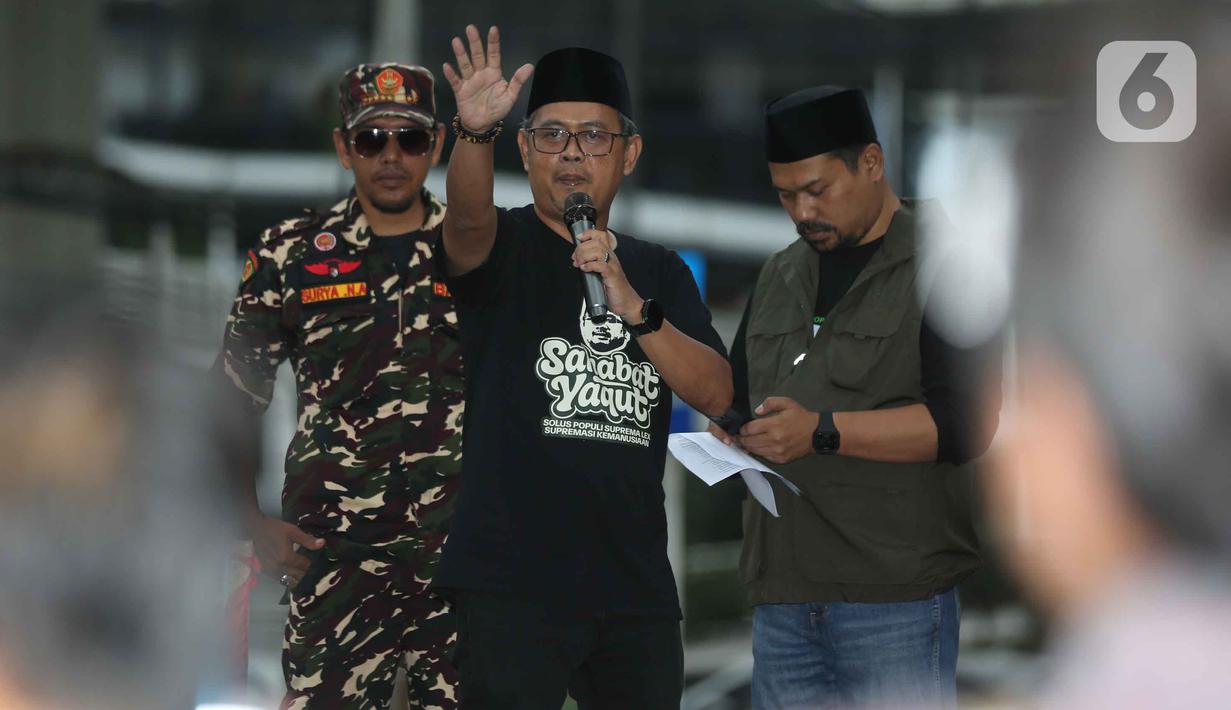 Pada Jumat 9 Januari 2026, KPK secara resmi mengumumkan penetapan dua tersangka dalam perkara ini, yakni Yaqut Cholil Qoumas dan Ishfah Abidal Aziz alias Gus Alex. Tampak dalam foto, salah satu anggota dan simpatisan Barisan Ansor Serbaguna (Banser) saat berunjuk rasa di depan gedung Merah Putih Komisi Pemberantasan Korupsi (KPK), Jakarta, Kamis (12/3/2026). (Liputan6.com/Helmi Fithriansyah)